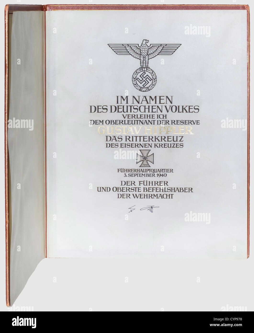 Un cavaliere Croce di Oberleutnant der Reserve Gustav Hippler, grande documento di premio pergamena a doppia pagina con National Eagle, la calligrafia in forma iniziale senza 'den' prima della data 3.09.40, con firma originale in inchiostro di Adolf Hitler.dimensioni 43.5 x 35.7 cm.cartella in pelle rossa con un'aquila nazionale stampigliata d'oro sul lato esterno e 'Frieda Thiersch' in basso a destra all'interno.leggeri urti, alcuni danni al back.includes sono alcune fotografie di riproduzione.Hippler ha vinto la Croce del Cavaliere mentre al comando di 5./IR 74(mot)in 19 ° Fanteria Divi,diritti aggiuntivi-clearences-non disponibile Foto Stock