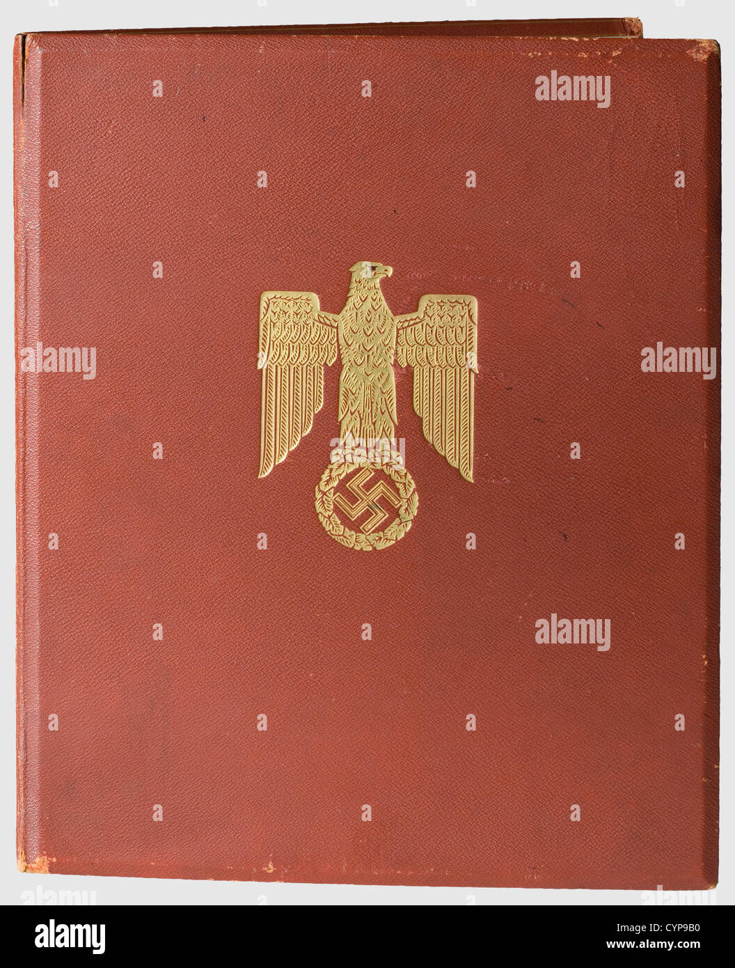 Un cavaliere Croce di Oberleutnant der Reserve Gustav Hippler, grande documento di premio pergamena a doppia pagina con National Eagle, la calligrafia in forma iniziale senza 'den' prima della data 3.09.40, con firma originale in inchiostro di Adolf Hitler.dimensioni 43.5 x 35.7 cm.cartella in pelle rossa con un'aquila nazionale stampigliata d'oro sul lato esterno e 'Frieda Thiersch' in basso a destra all'interno.leggeri urti, alcuni danni al back.includes sono alcune fotografie di riproduzione.Hippler ha vinto la Croce del Cavaliere mentre al comando di 5./IR 74(mot)in 19 ° Fanteria Divi,diritti aggiuntivi-clearences-non disponibile Foto Stock