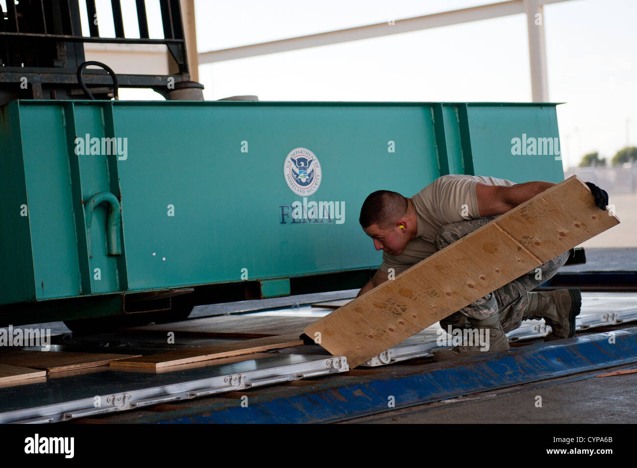 Massive 4.000 e 5.000 chilowatt generatori e la 600 galloni di serbatoi di gasolio utilizzato per alimentare loro arrivano a Travis Air Force Base dalla Federal Emergency Management Agency a Moffet Field, California. I generatori sono fissate al pallet e caricato o Foto Stock