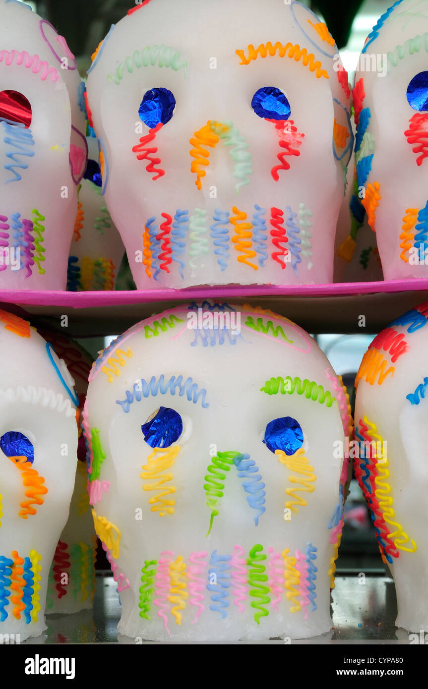 Messico, Puebla, caramelle di zucchero in forma di teschi per il Dia de los Muertos o il Giorno dei Morti di feste. Foto Stock