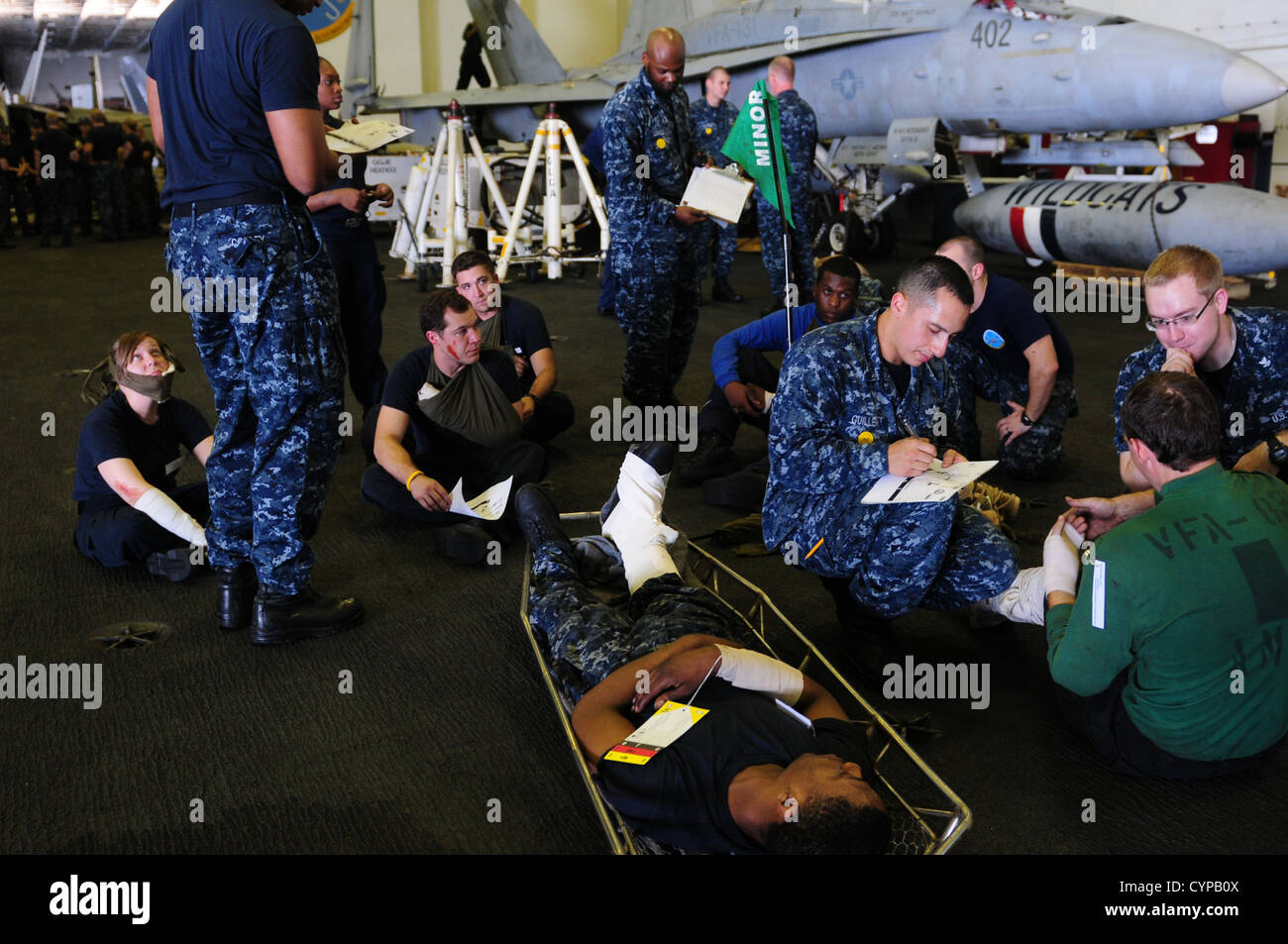 I marinai a bordo della USS Dwight D. Eisenhower (CVN 69) partecipano a un'esercitazione di massa per le vittime nell'hangar Bay, dimostrando la preparazione per le emergenze mediche mentre sono schierati nell'area di responsabilità della 5th Fleet. Foto Stock