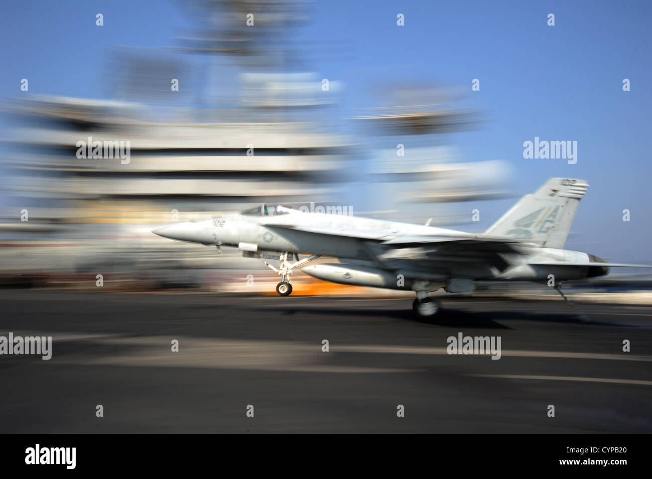 F/A-18E Super Hornet assegnato all'Pukin cani di Strike Fighter Squadron (VFA) 143 terre a bordo della Nimitz classe auto di aeromobili Foto Stock