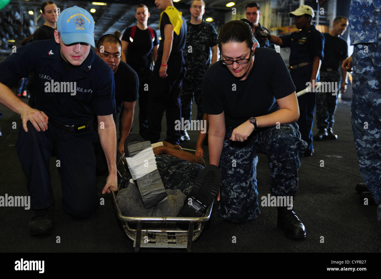Stati Uniti 5TH FLOTTA AREA DI OPERAZIONI (nov. 5, 2012) marinai preparare per il sollevamento di una barella durante un incidente di massa praticare nell'hangar Foto Stock