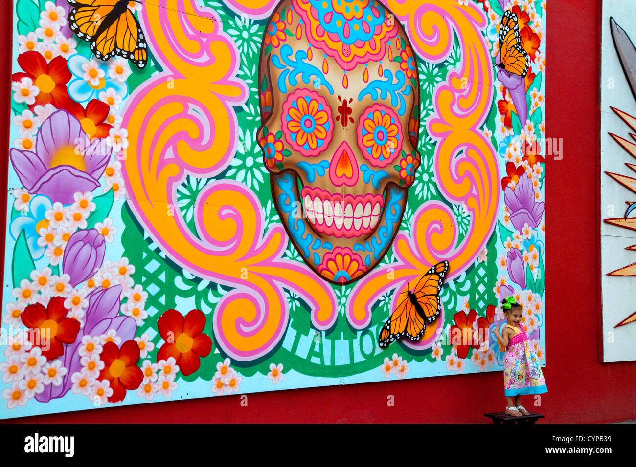 Il murale sul lato di un tattoo shop di essere utilizzata come sfondo per un ritratto nel Corpus Christi, Texas, Stati Uniti d'America. Foto Stock