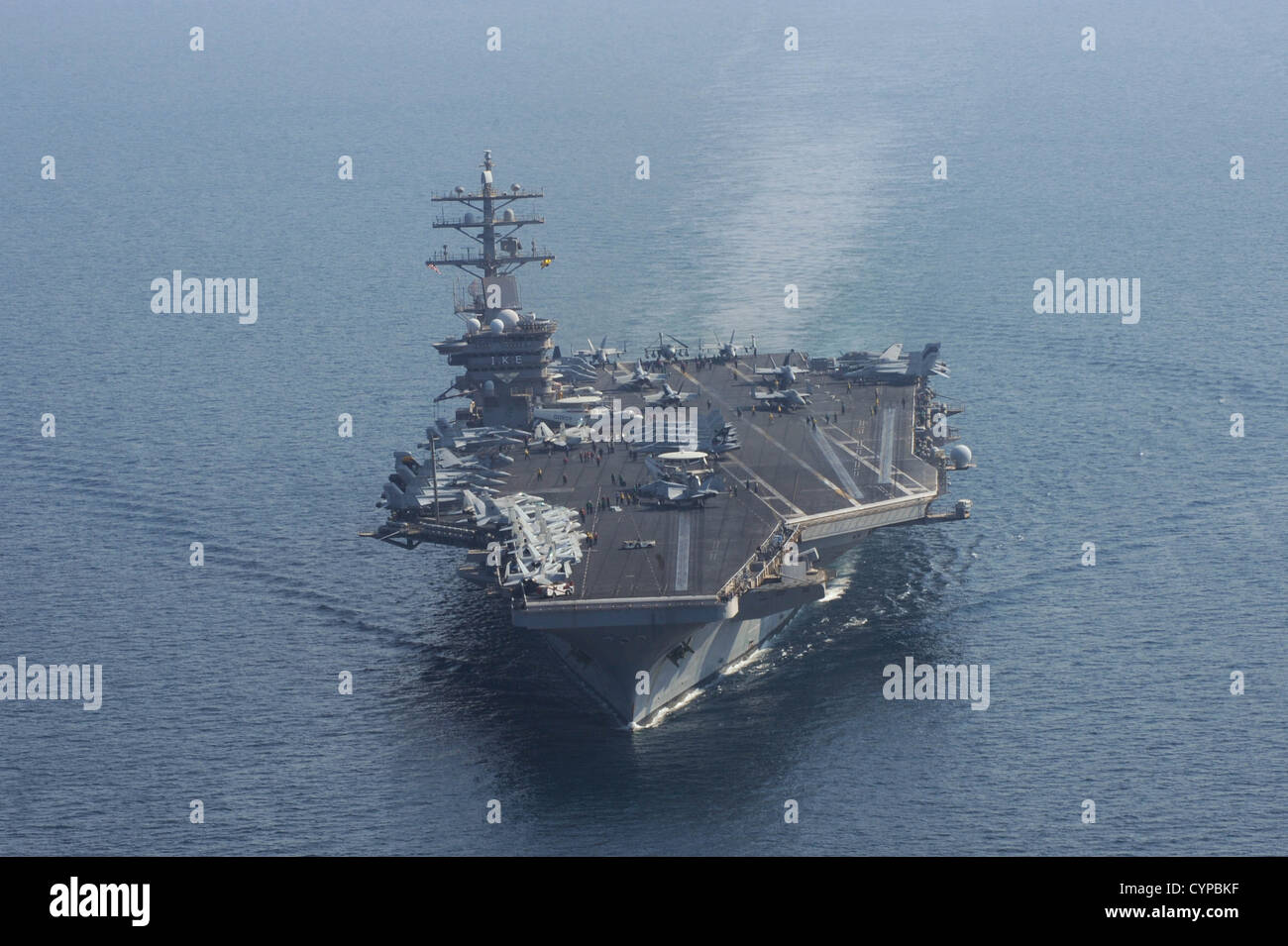 Portaerei Dwight D. Eisenhower CVN (69) è in corso negli Stati Uniti Quinta Flotta area di responsabilità di conduzione secu marittima Foto Stock