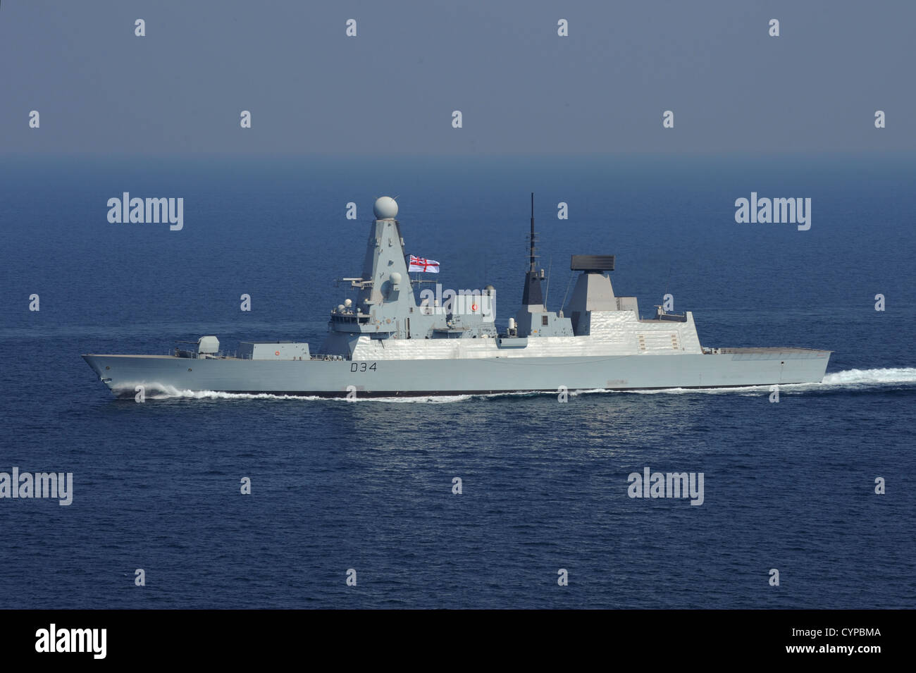 Royal Navy cacciatorpediniere HMS Diamante (D34) è in corso a fianco della portaerei USS Dwight D. Eisenhower CVN (69). Dwight D. Foto Stock