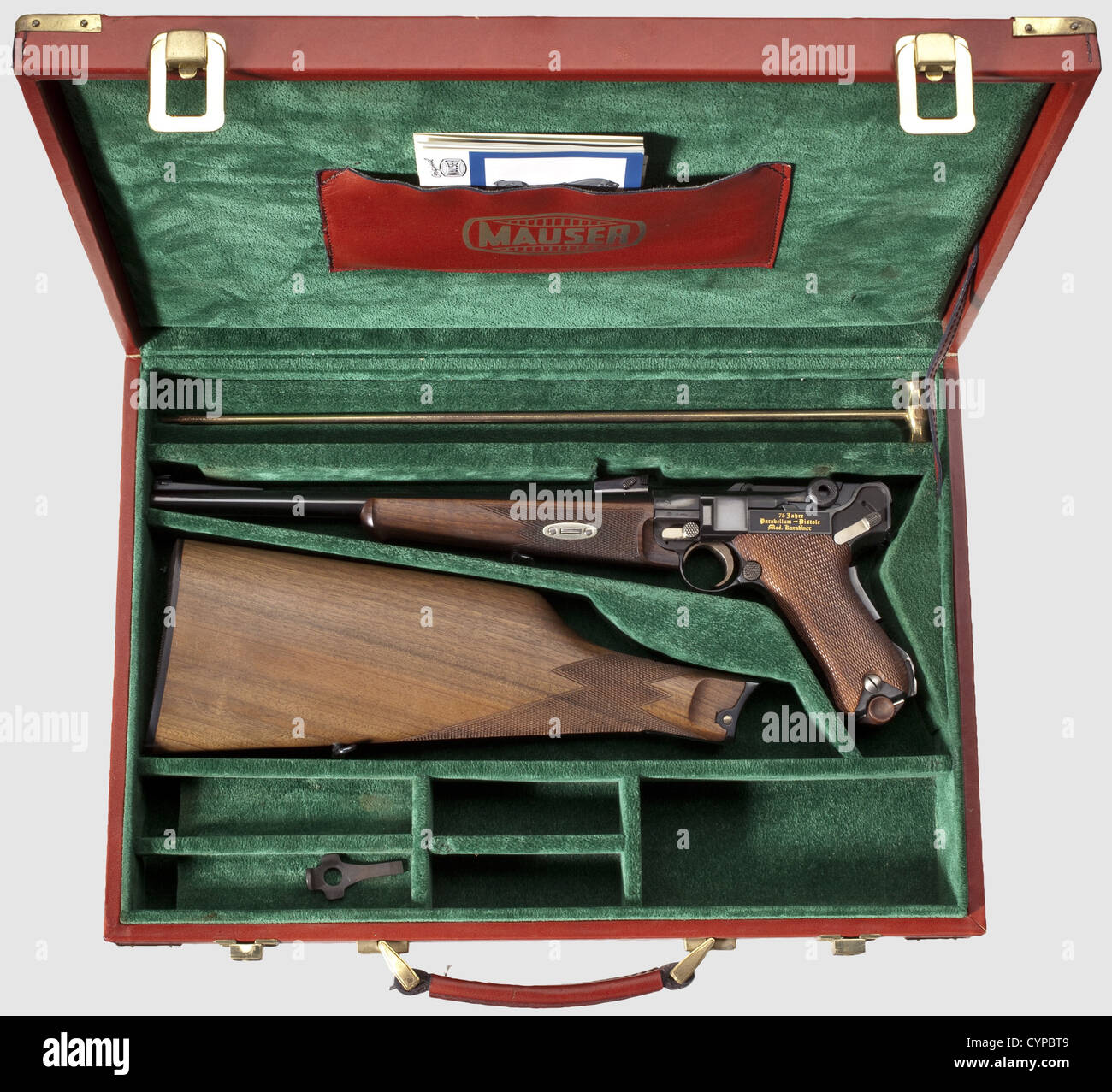 Parabellum Carbine,Mauser,modello commemorativo,in custodia,9 mm Parabellum cal,n. K044/250.numeri corrispondenti.foro luminoso,lunghezza canna 300 mm.marchio di prova 1980.Vista posteriore tangente scala 1 - 3.sicurezza grip.attacco ricevitore di bracci Württemberg,sul collegamento a levetta anteriore 'WM' in inserto oro,sul lato sinistro del Modabellum in scritta gotica .75 parti di ricambio originali.gancio di sicurezza grip.gancio di ricambio Strawed.avambraccio in noce e pannelli di presa.magazzino in lamiera nichelata numberless con legno base.Complete con corrispondenza,diritti aggiuntivi-giochi-non disponibile Foto Stock