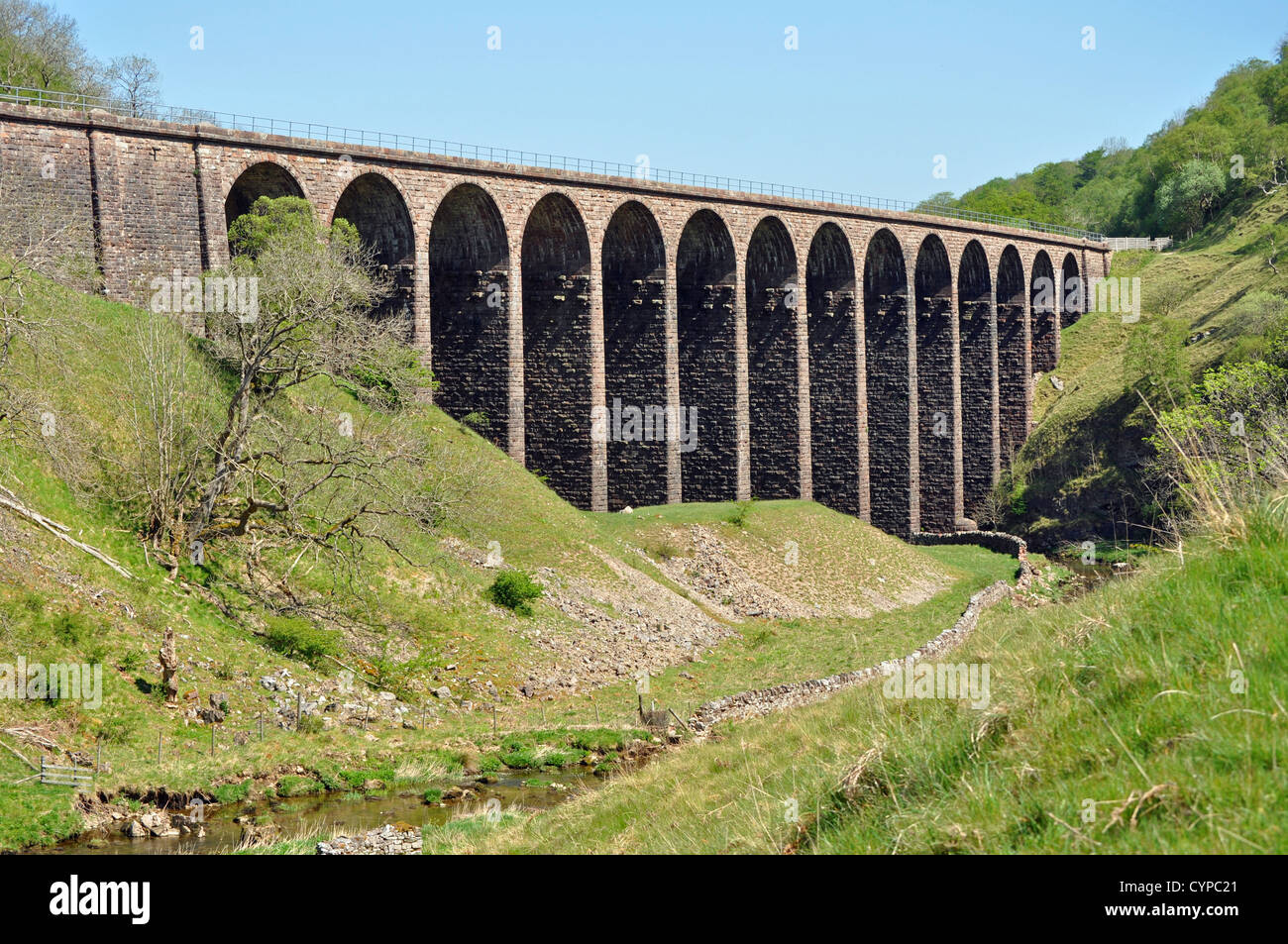In disuso viadotto ferroviario nella campagna vicino a Kikby Stephen, Cumbria Foto Stock