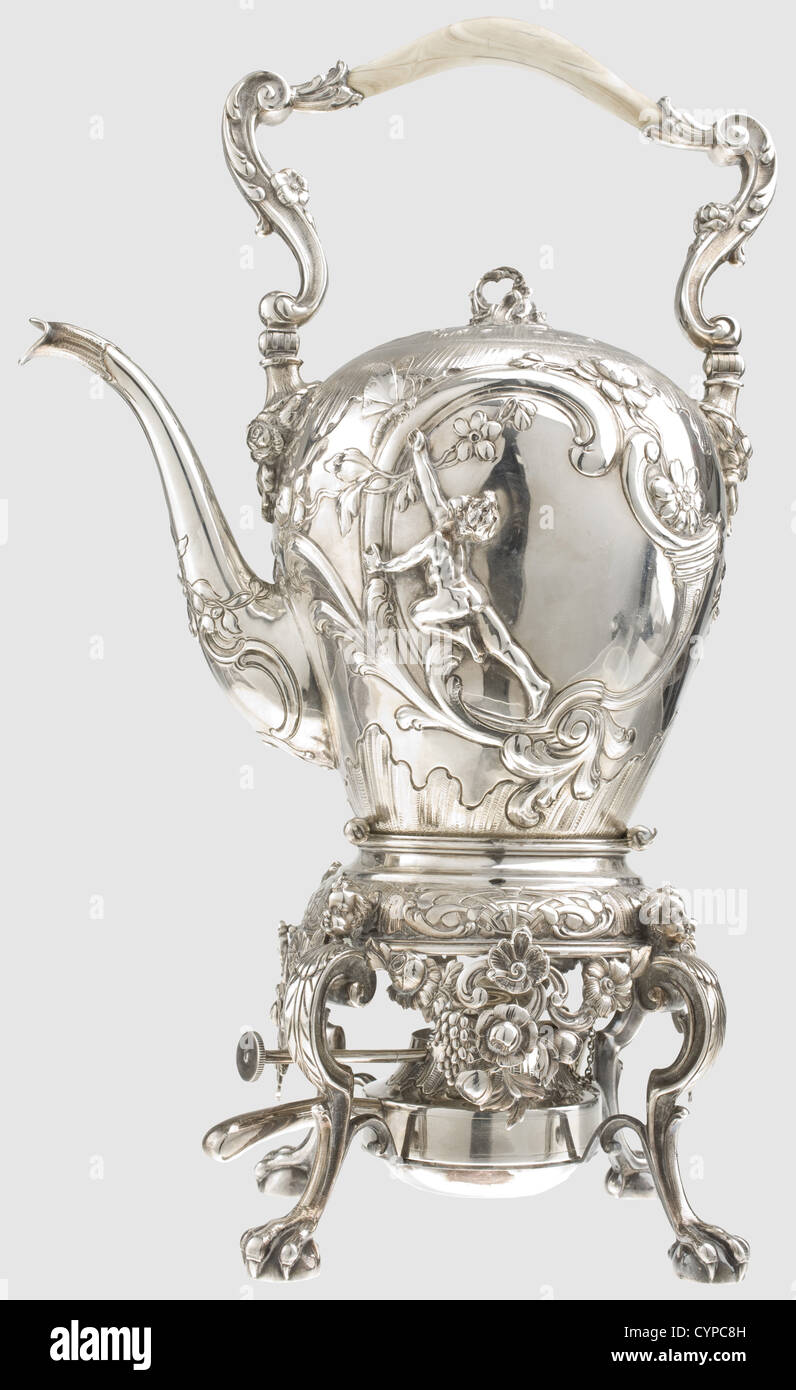 Hermann Göring - una teiera in argento stile rococo con bruciatore, Argento con profuse decorazioni di fiori, rocailles, cornucopiae, insetti, teste di putto, e un giovane in rilievo.i segni '980', maestri marchiano 'AF' con aquila e stile 18 ° secolo Augusta marks.la teiera con manico osseo ed elemento riscaldante elettrificato, il supporto con i piedi che rappresentano il prequel di un uccello E un ornamento laterale girevole per la rimozione del bruciatore con fiamma regolabile length.Complete con perni in argento per il fissaggio del vaso nel supporto. Altezza totale 38 cm (senza manico), diritti aggiuntivi-giochi-non disponibili Foto Stock