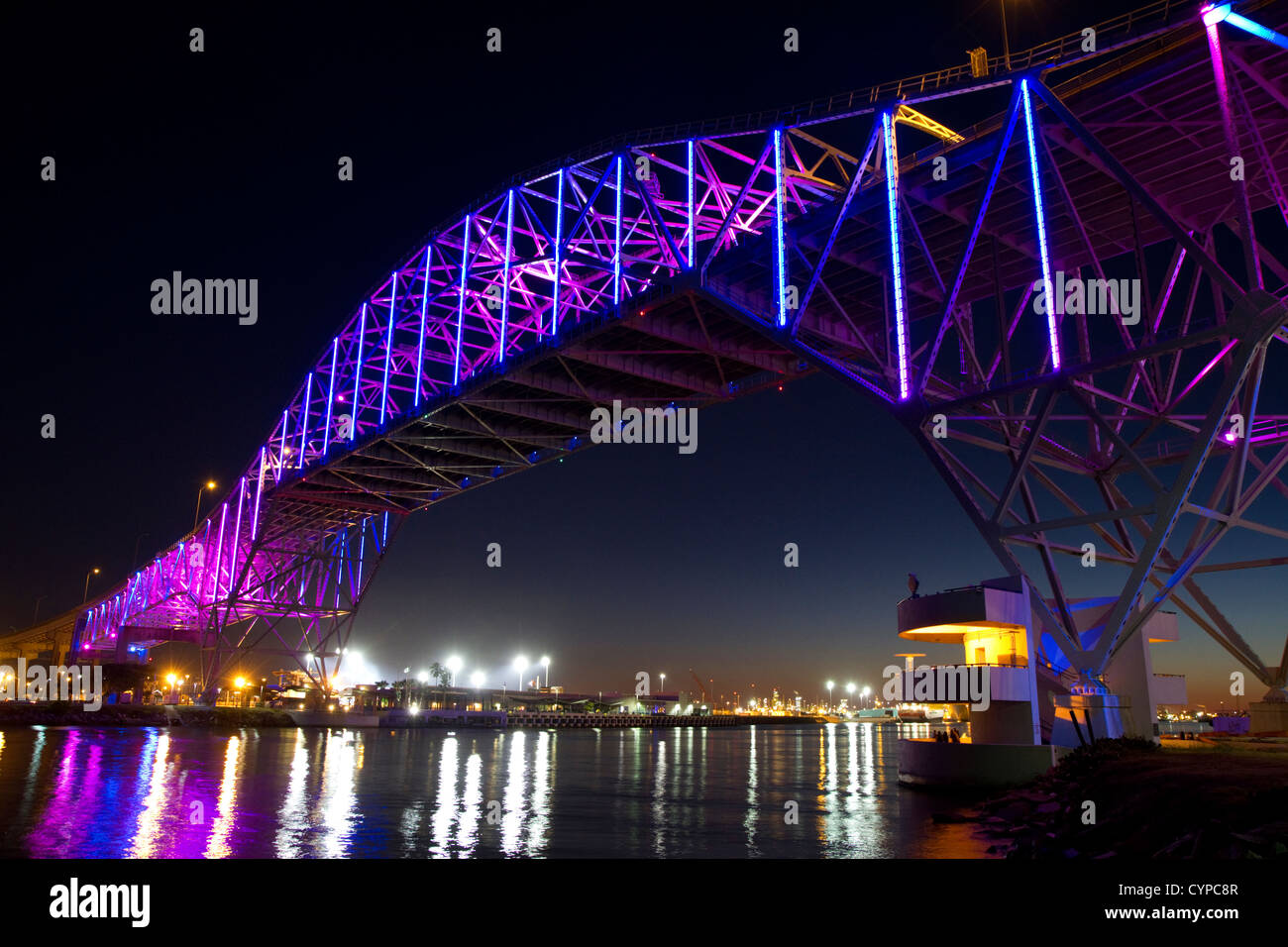 Le luci a LED sul Corpus Christi Harbour Bridge si trova nel Corpus Christi, Texas, Stati Uniti d'America. Foto Stock