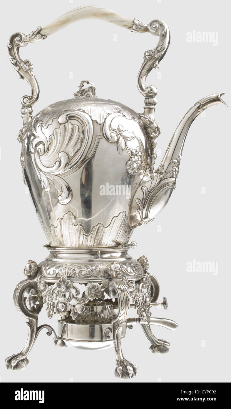 Hermann Göring - una teiera in argento stile rococo con bruciatore, Argento con profuse decorazioni di fiori, rocailles, cornucopiae, insetti, teste di putto, e un giovane in rilievo.i segni '980', maestri marchiano 'AF' con aquila e stile 18 ° secolo Augusta marks.la teiera con manico osseo ed elemento riscaldante elettrificato, il supporto con i piedi che rappresentano il prequel di un uccello E un ornamento laterale girevole per la rimozione del bruciatore con fiamma regolabile length.Complete con perni in argento per il fissaggio del vaso nel supporto. Altezza totale 38 cm (senza manico), diritti aggiuntivi-giochi-non disponibili Foto Stock