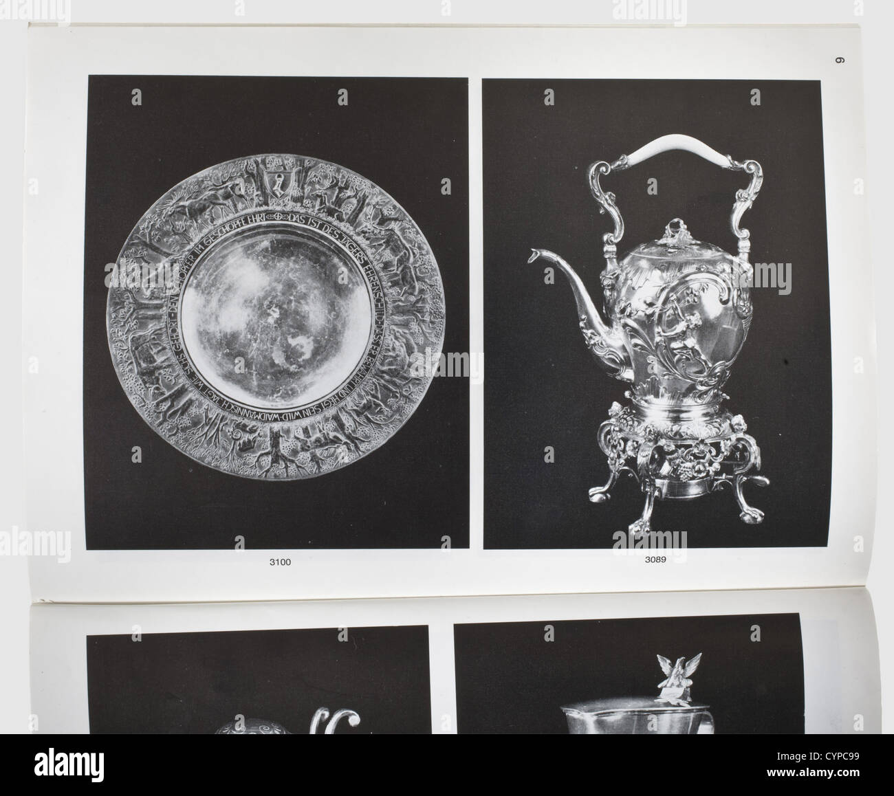 Hermann Göring - una teiera in argento stile rococo con bruciatore, Argento con profuse decorazioni di fiori, rocailles, cornucopiae, insetti, teste di putto, e un giovane in rilievo.i segni '980', maestri marchiano 'AF' con aquila e stile 18 ° secolo Augusta marks.la teiera con manico osseo ed elemento riscaldante elettrificato, il supporto con i piedi che rappresentano il prequel di un uccello E un ornamento laterale girevole per la rimozione del bruciatore con fiamma regolabile length.Complete con perni in argento per il fissaggio del vaso nel supporto. Altezza totale 38 cm (senza manico), diritti aggiuntivi-giochi-non disponibili Foto Stock