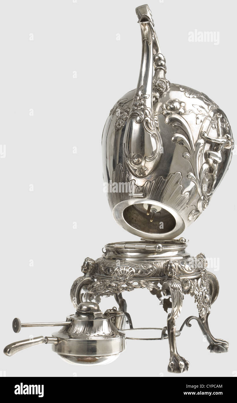 Hermann Göring - una teiera in argento stile rococo con bruciatore, Argento con profuse decorazioni di fiori, rocailles, cornucopiae, insetti, teste di putto, e un giovane in rilievo.i segni '980', maestri marchiano 'AF' con aquila e stile 18 ° secolo Augusta marks.la teiera con manico osseo ed elemento riscaldante elettrificato, il supporto con i piedi che rappresentano il prequel di un uccello E un ornamento laterale girevole per la rimozione del bruciatore con fiamma regolabile length.Complete con perni in argento per il fissaggio del vaso nel supporto. Altezza totale 38 cm (senza manico), diritti aggiuntivi-giochi-non disponibili Foto Stock