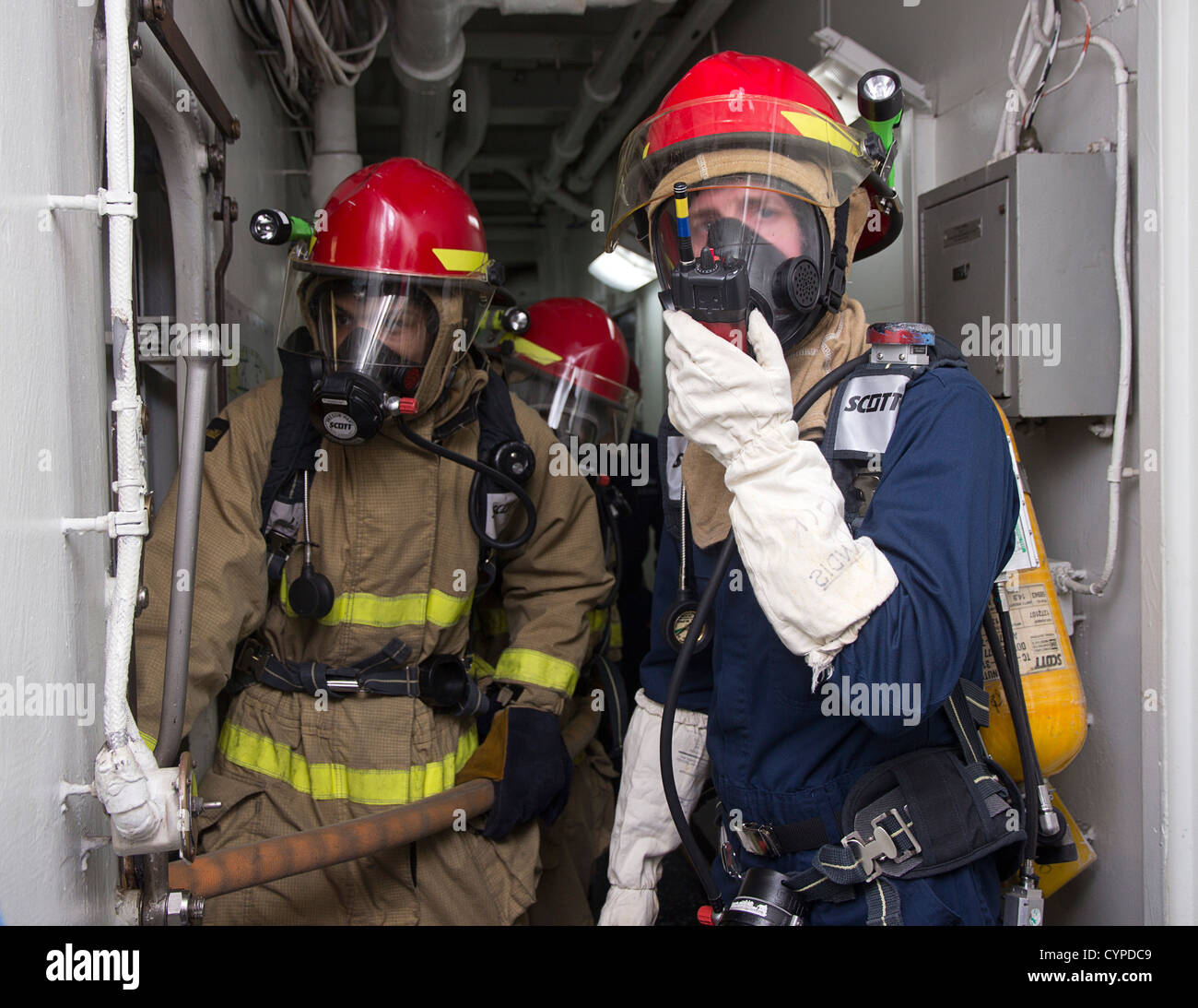 Mare delle Filippine (nov. 7, 2012) Macchine Repairman 1a classe Samuel Landis, da Melbourne, Fla., destra, comunica con un rep Foto Stock