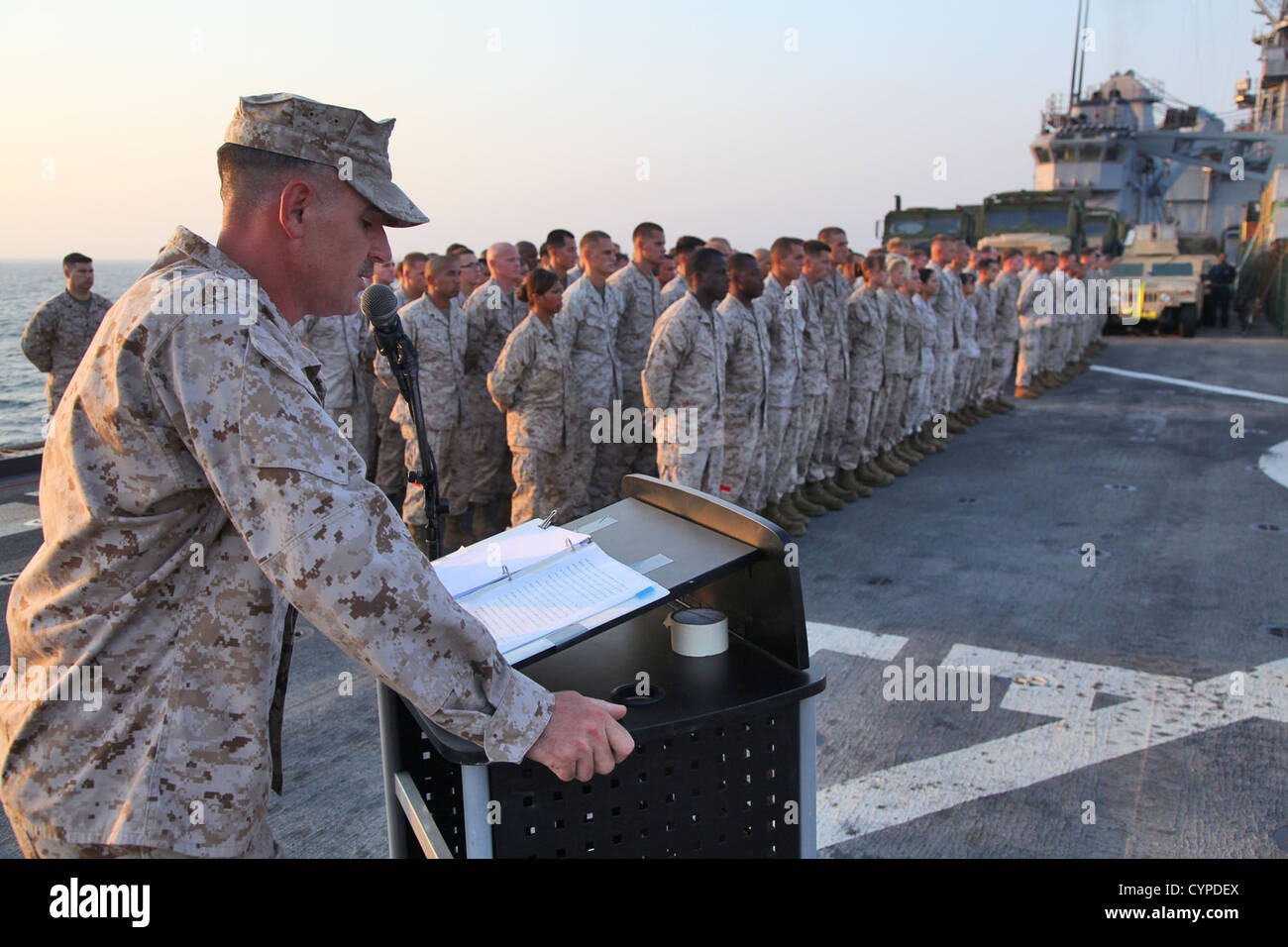 Il tenente colonnello John J. Wiener, comandante, combattere il battaglione della logistica 15, 15 Marine Expeditionary Unit, dà un discorso durante un inizio di Marine Corps celebrazione di compleanno sul ponte di volo della USS Rushmore, nov. 7. Xv MEU è distribuito come Foto Stock