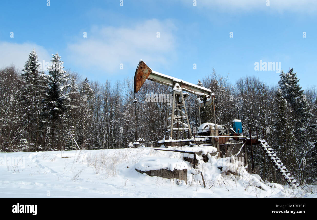 I pozzi petroliferi sono olio di perforazione in inverno Foto Stock