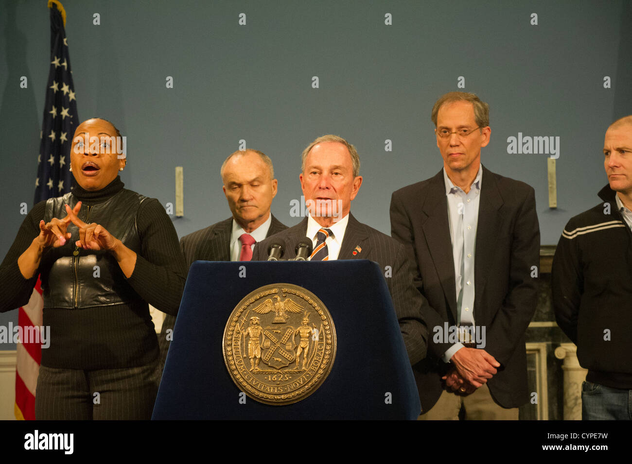 Il sindaco Mike Bloomberg aggiorna la città sulla sabbia di uragano soccorsi Foto Stock