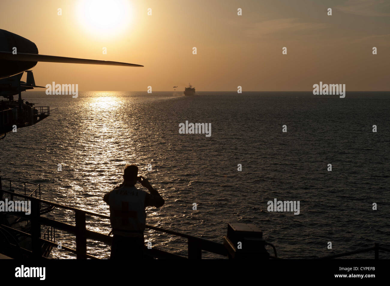 Portaerei USS John C. Stennis (CVN 74) prende la foto di un MH-60S Knighthawk dal 'Eightballers' di elicottero di mare C Foto Stock