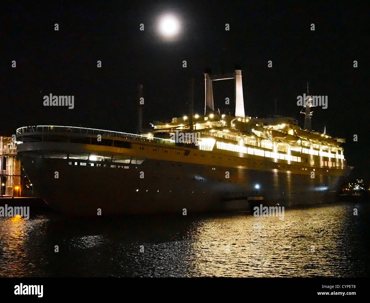 La SS Rotterdam, un ex transatlantico, viene vista illuminata di notte mentre è ancorata a Rotterdam. La nave, ora hotel e museo, è stata una caratteristica importante del lungomare della città per molti anni, attirando i visitatori per il suo fascino storico e il suo significato marittimo. Foto Stock