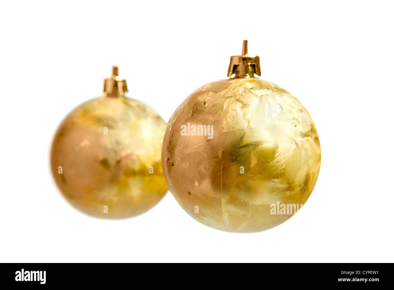 Due golden palle di Natale isolato su bianco Foto Stock