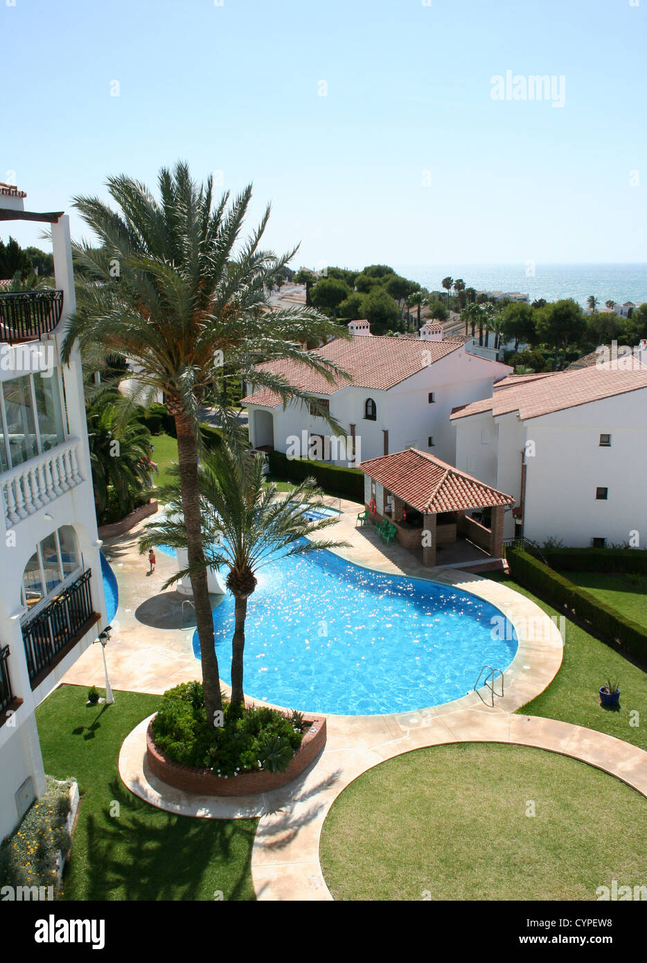 Calahonda, Cost del Sol, Spagna. Vista dal balcone di un appartamento a Calahonda, affacciato su una palma, piscina panoramica e il mare Foto Stock