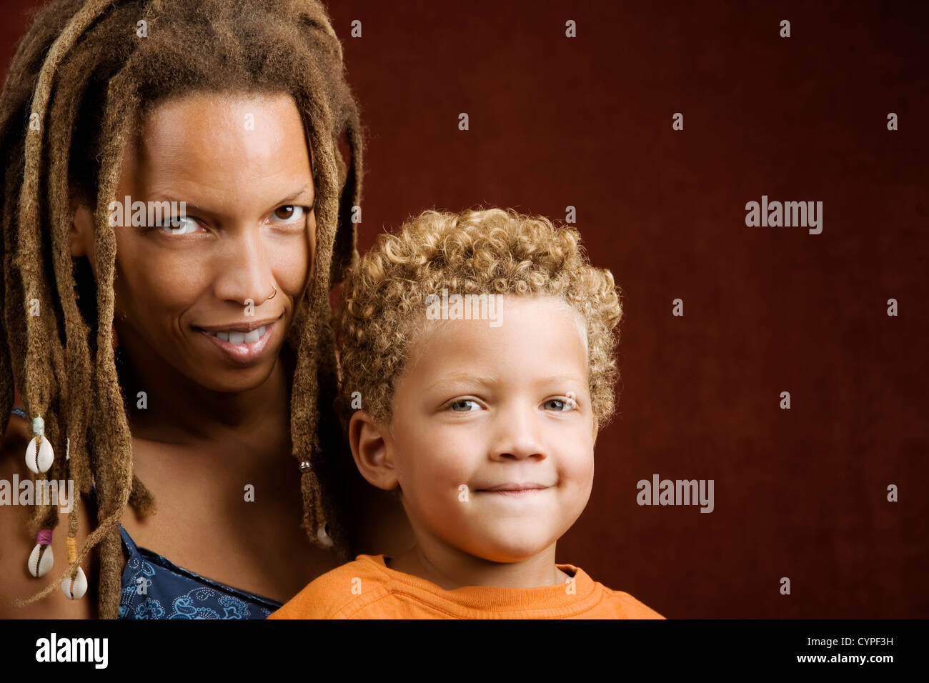 Piuttosto americano africano donna e suo figlio Foto Stock