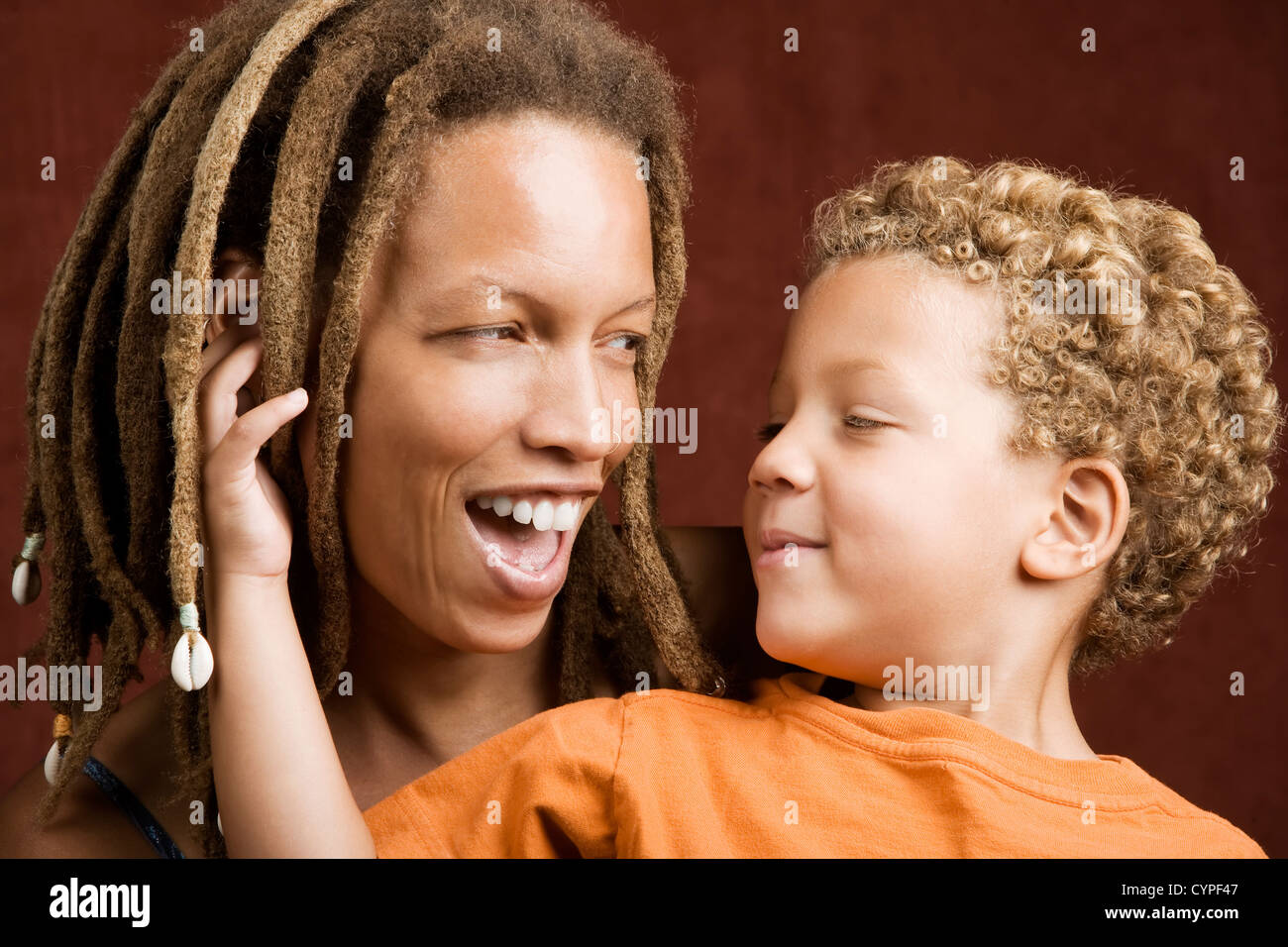 Piuttosto americano africano donna e suo figlio Foto Stock