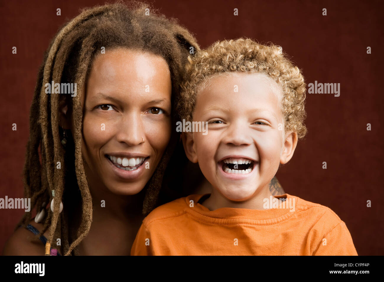 Piuttosto americano africano donna e suo figlio Foto Stock