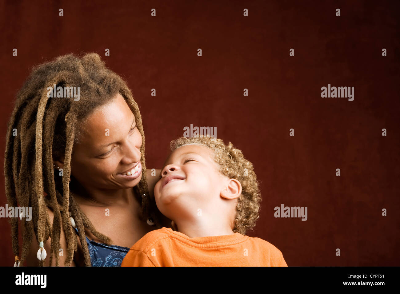 Piuttosto americano africano donna e suo figlio Foto Stock