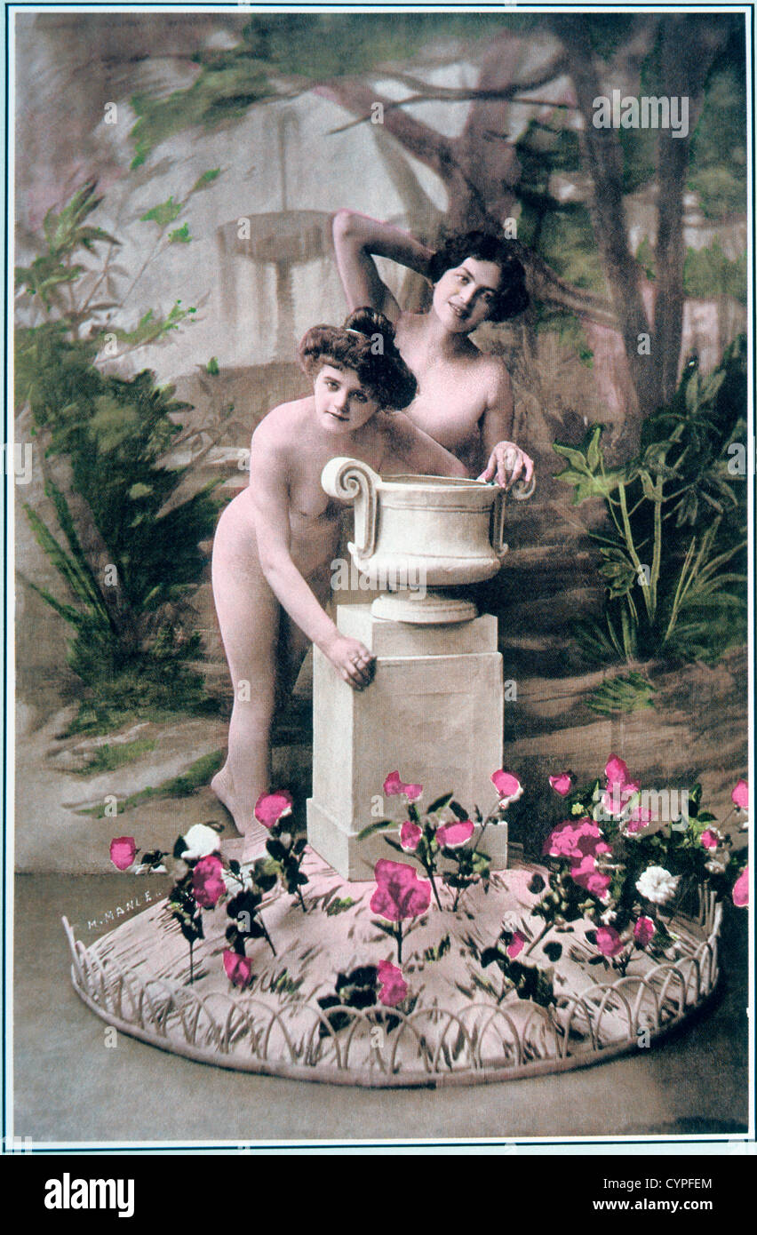 Due donne nude in giardino, XIX SECOLO Foto stock - Alamy