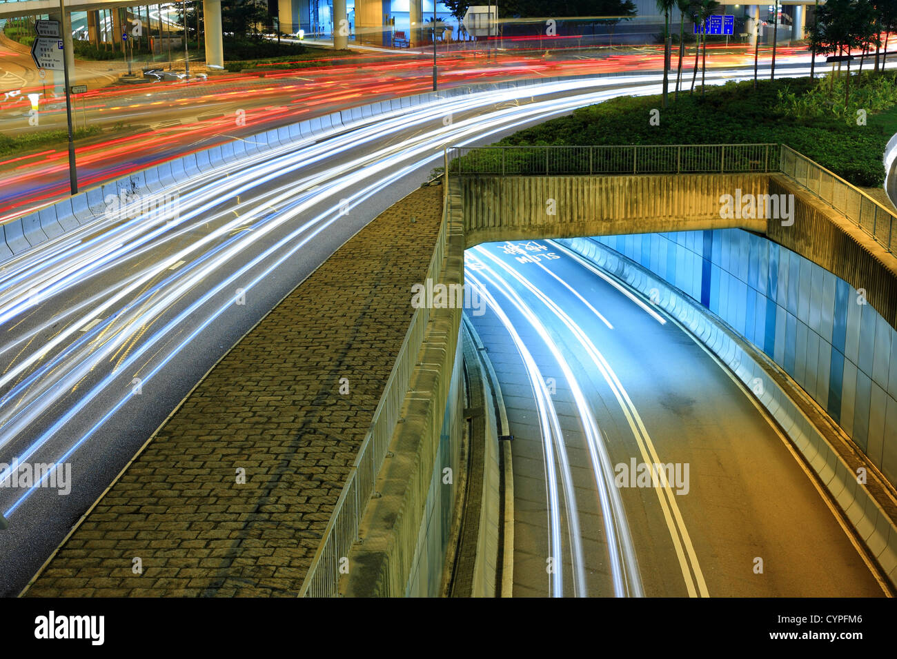 In autostrada in città di notte con percorsi di Luci auto Foto Stock