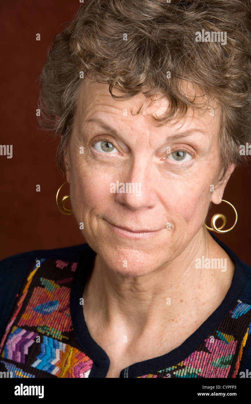 Ritratto di una sorridente donna senior in una camicia ricamata Foto Stock