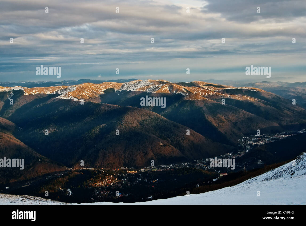 Paesaggio invernale con la città di Sinaia, città di montagna alla base delle montagne di Bucegi, in valey Prahova - Romania Foto Stock