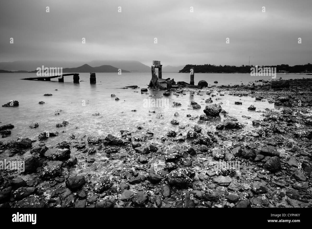 Desolato e rotture di peer sulla spiaggia Foto Stock