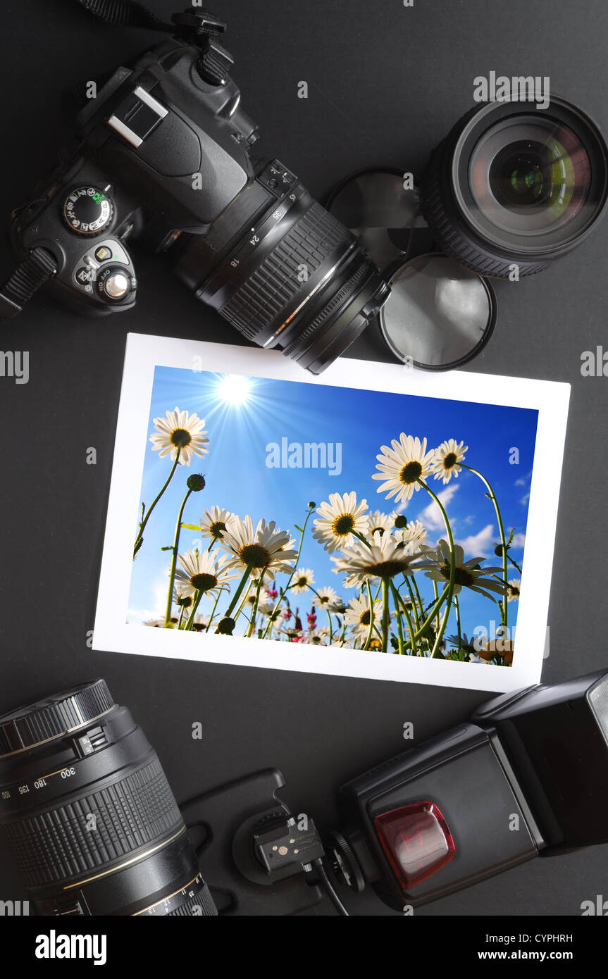 Fotocamera e una lente su nero mostra fotografo still life Foto Stock