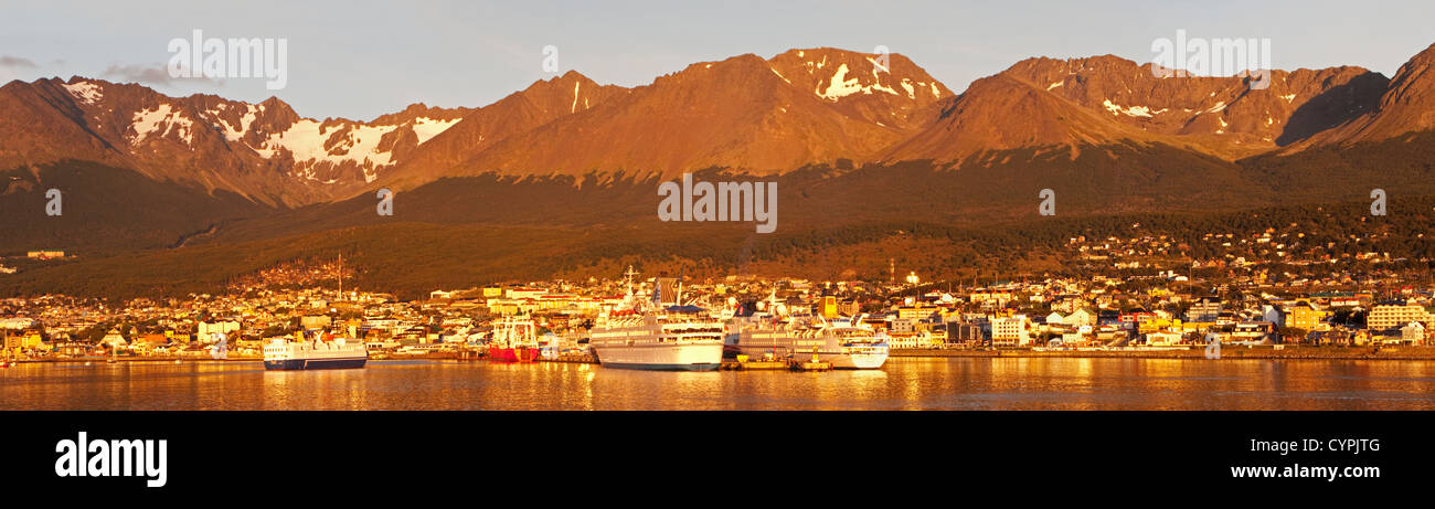 Il porto di Ushuaia fotografato all'alba da una barca, che mostra un gran numero di navi da crociera pronta per spedizioni in Antartide Foto Stock