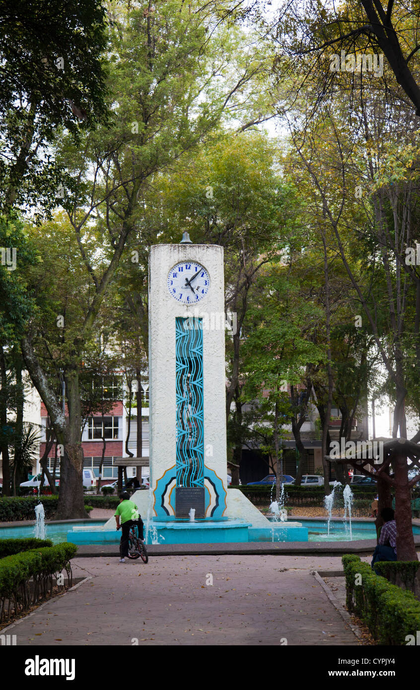 Parque Mexico in Condesa Libanese con torre dell'orologio Foto Stock
