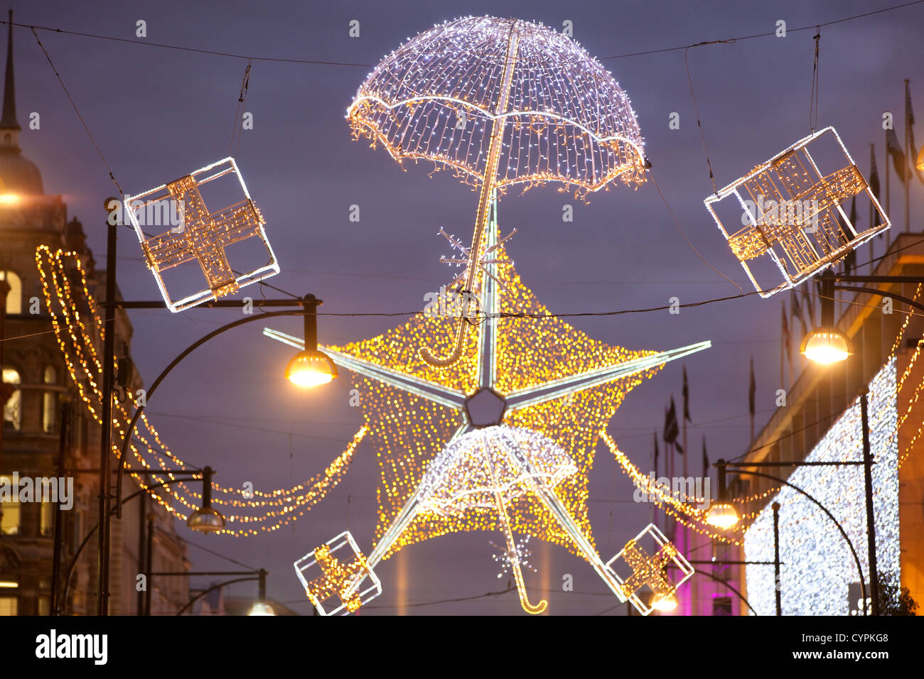 Le luci di Natale durante le ore di punta al tramonto su occupato Oxford Street, Oxford Circus, nel West End di Londra, Inghilterra, Regno Unito Foto Stock