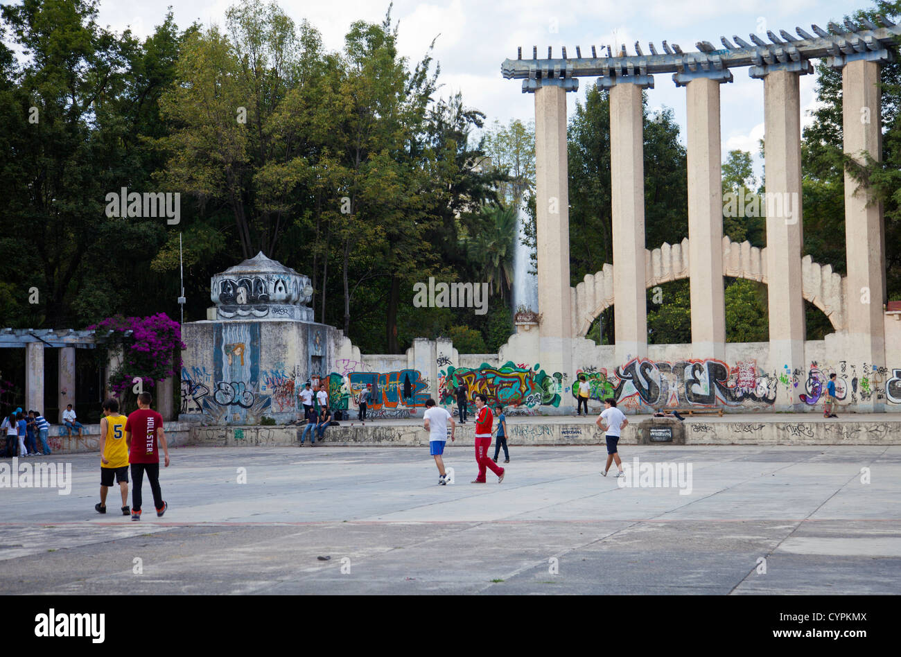 Parque Mexico in Condesa con Lindbergh Theatre qui utilizzato come parco giochi - Città del Messico DF Foto Stock