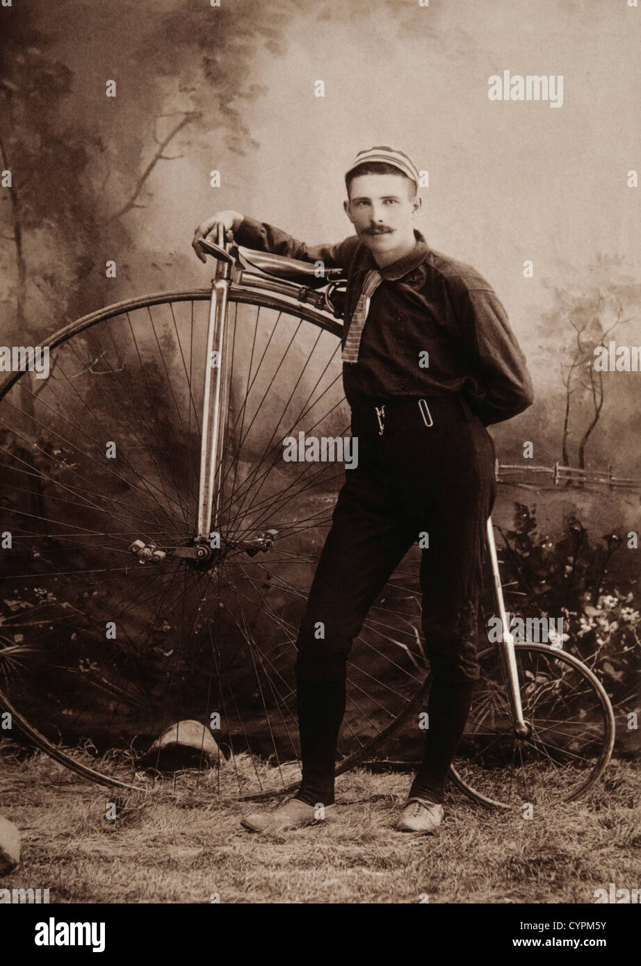 Uomo con alta RUOTA BICICLETTA, albume fotografia, circa 1898 Foto Stock