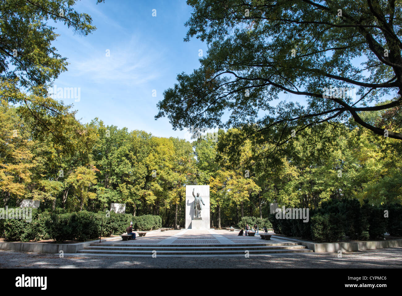 ARLINGTON, Virginia - il Theodore Roosevelt Memorial si erge come un'isola tranquilla tra il fiume Potomac. Il sito boscoso di 88 acri, accessibile da una passerella pedonale, presenta una statua del 26° presidente, circondata da tavolette di granito incise con le sue citazioni notevoli. Foto Stock