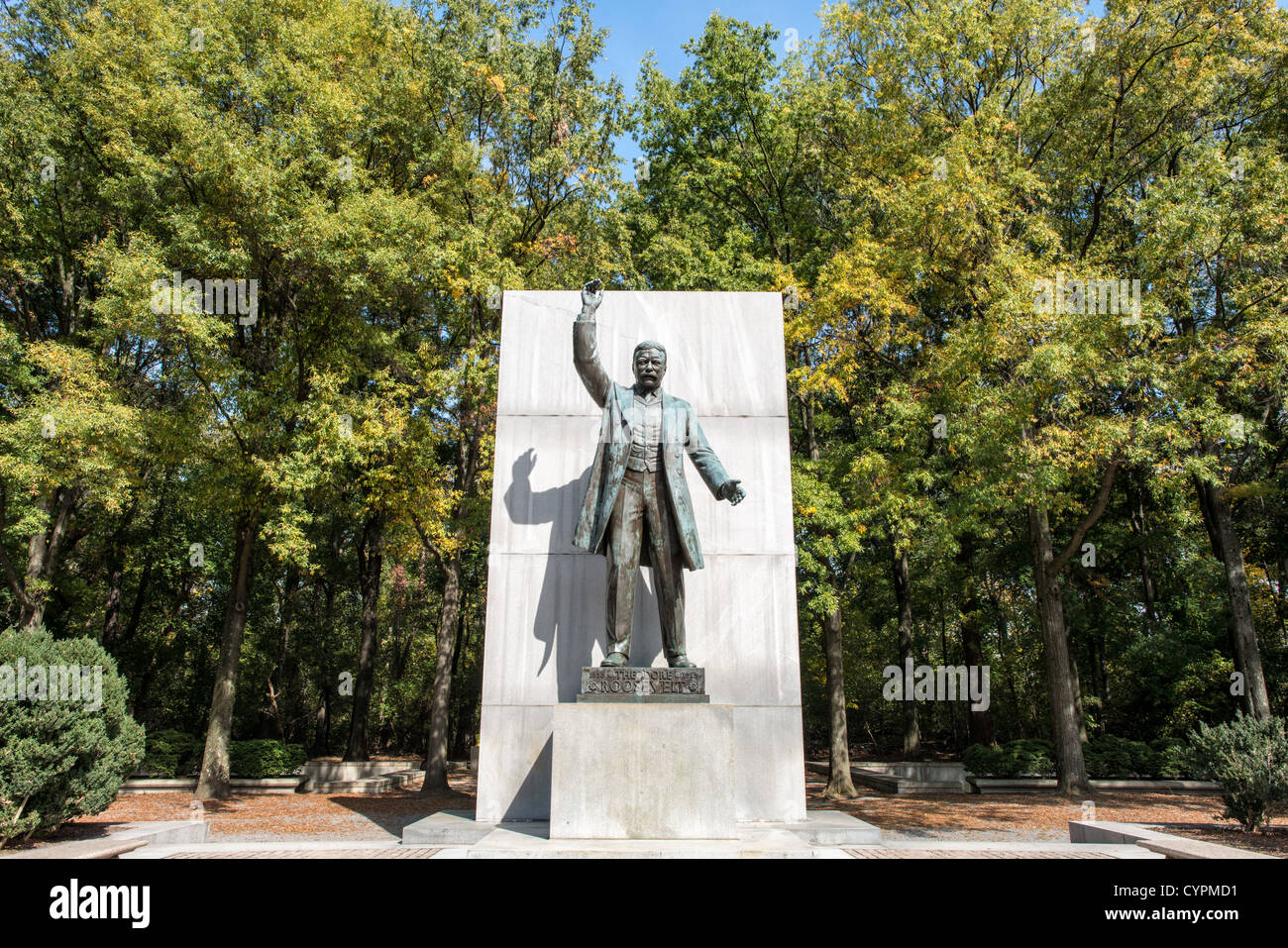 ARLINGTON, Virginia - il Theodore Roosevelt Memorial si erge come un'isola tranquilla tra il fiume Potomac. Il sito boscoso di 88 acri, accessibile da una passerella pedonale, presenta una statua del 26° presidente, circondata da tavolette di granito incise con le sue citazioni notevoli. Foto Stock