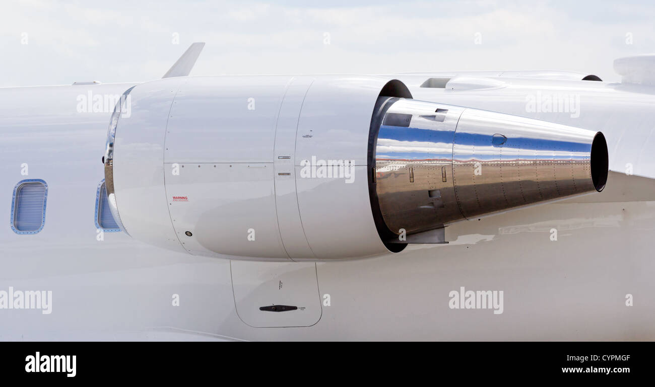 Uno dei motori di un jet di affari di aeromobili Foto Stock