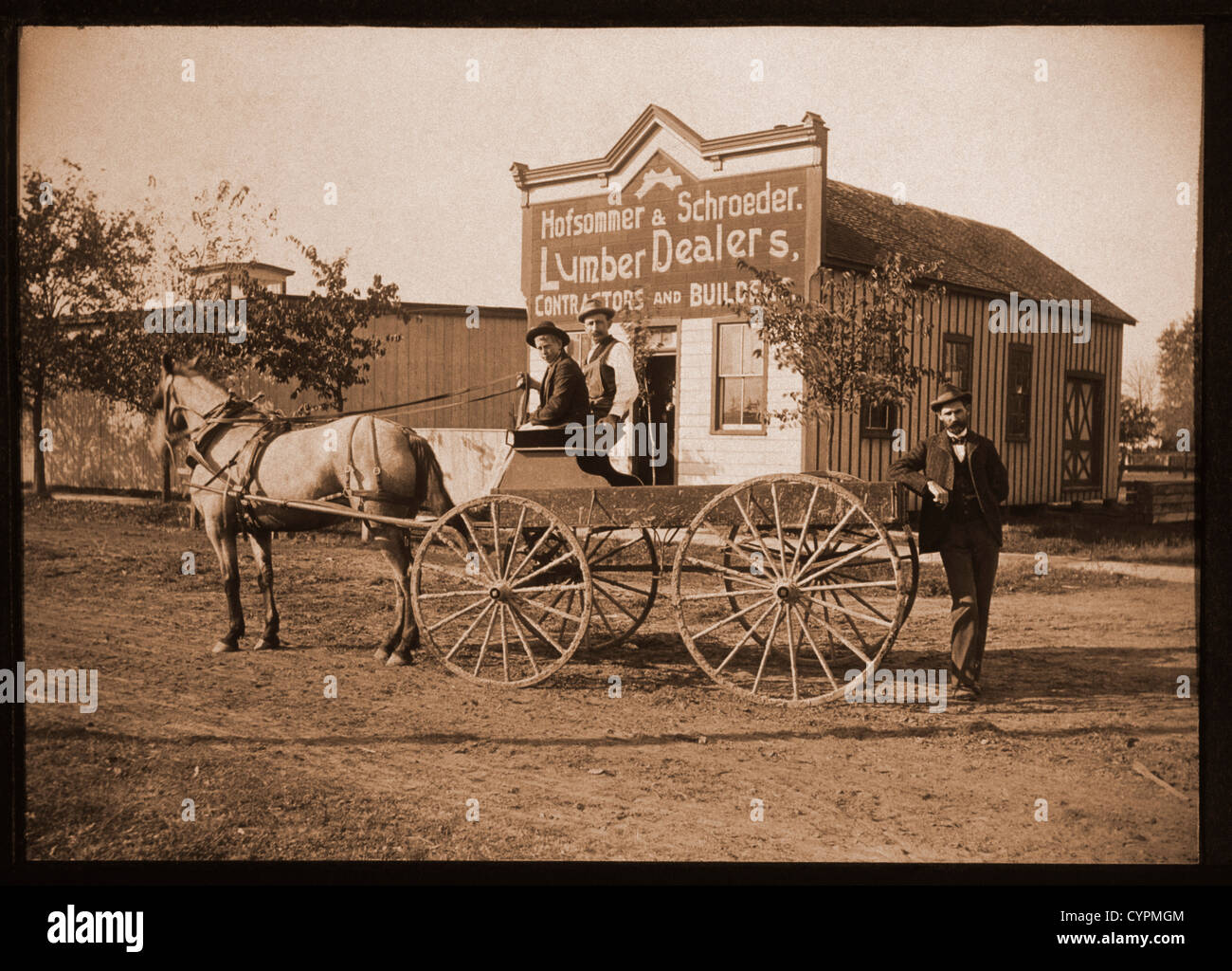 Cavallo e buggy e gli uomini davanti a un negozio di legname, 1900 Foto Stock