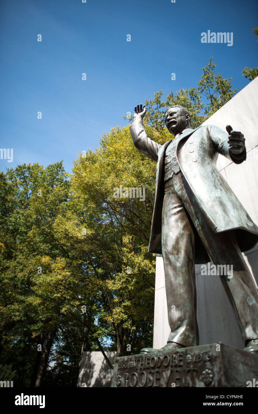 ARLINGTON, Virginia - il Theodore Roosevelt Memorial si erge come un'isola tranquilla tra il fiume Potomac. Il sito boscoso di 88 acri, accessibile da una passerella pedonale, presenta una statua del 26° presidente, circondata da tavolette di granito incise con le sue citazioni notevoli. Foto Stock