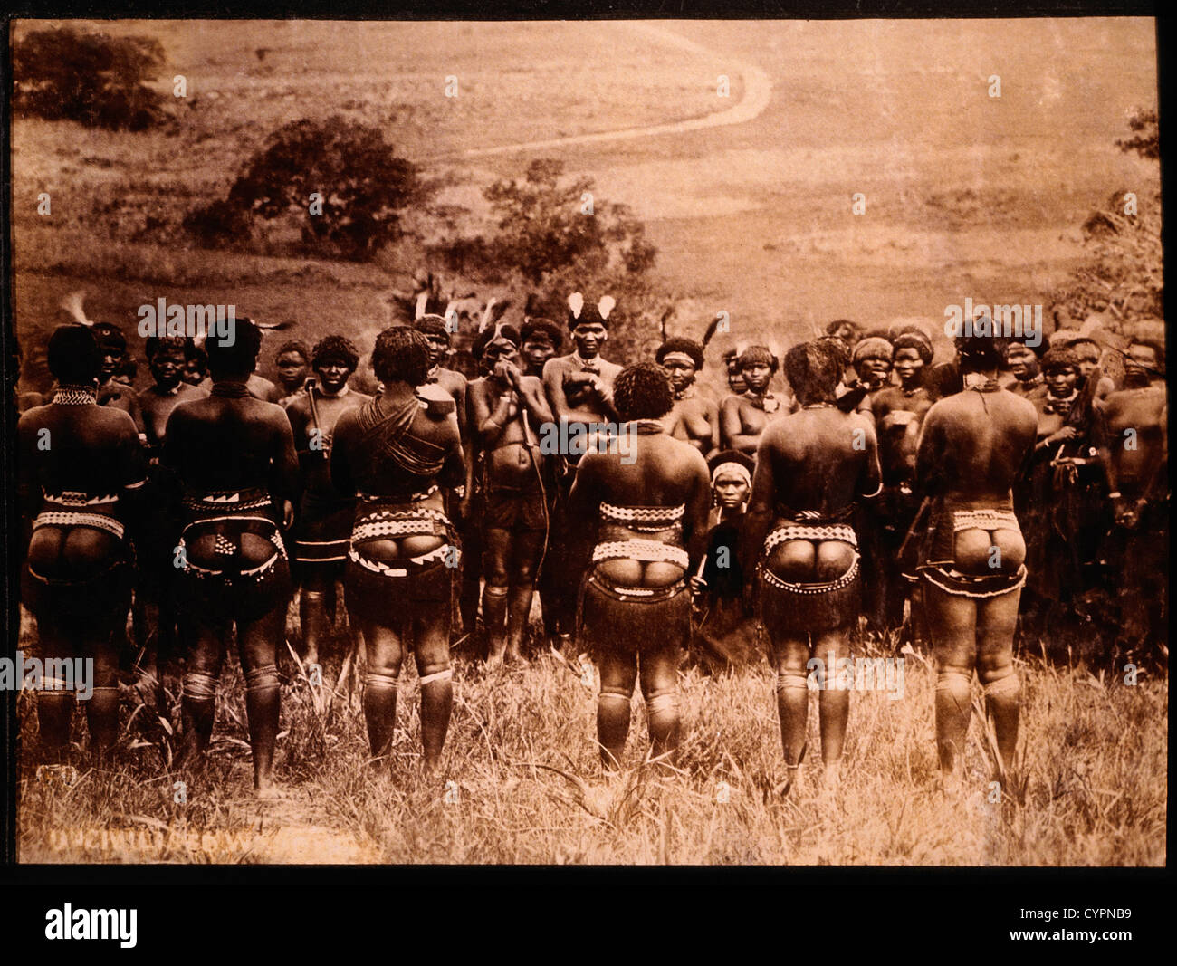 Un gruppo di guerrieri Zulu e donne, Sud Africa, circa 1890 Foto Stock