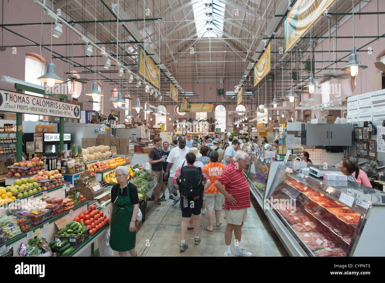 WASHINGTON DC, Stati Uniti — il trambusto vibrante del mercato orientale a Washington DC, un centro del commercio e della comunità locale. Essendo uno dei più antichi mercati pubblici del paese, il mercato orientale è rinomato per i suoi venditori di cibo fresco, gli artigiani locali e i commercianti di antiquariato, che incarnano il vivace carattere del quartiere di Capitol Hill. WASHINGTON DC, USA - la principale sala di prodotti freschi dell'Eastern Market, un mercato storico sulla Capitol Hill a Washington DC. L'edificio originale del mercato fu gravemente danneggiato da un incendio nel 2007 e l'edificio ricostruito fu riaperto nel 2009. Foto Stock