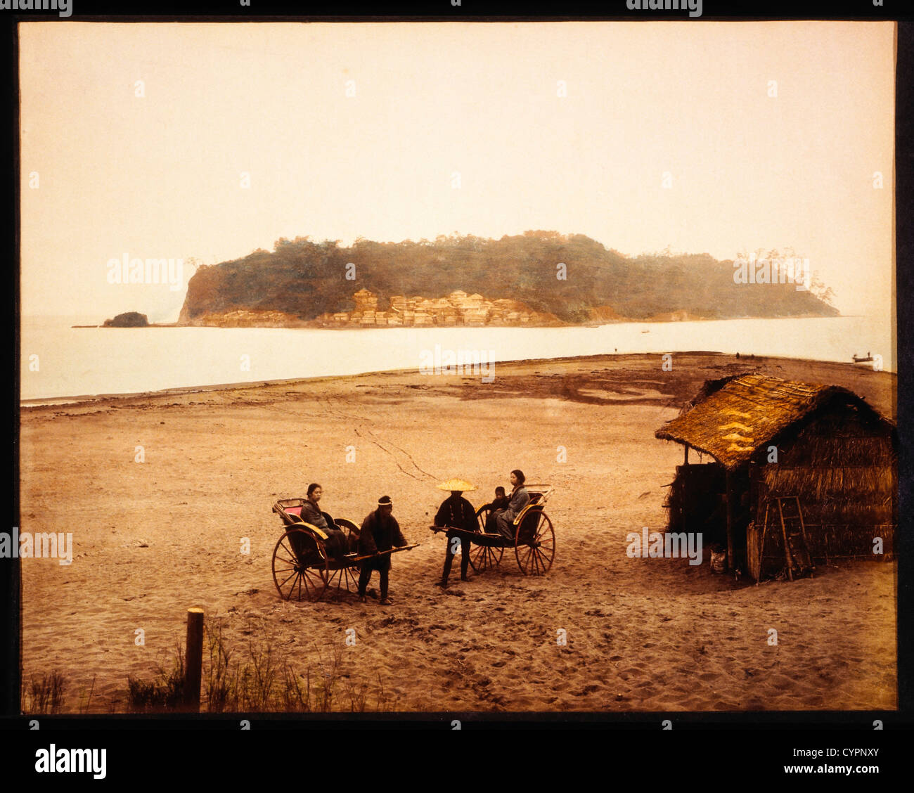 Due Rickshaws sulla spiaggia con vista di Enoshima, Giappone, circa 1880 Foto Stock