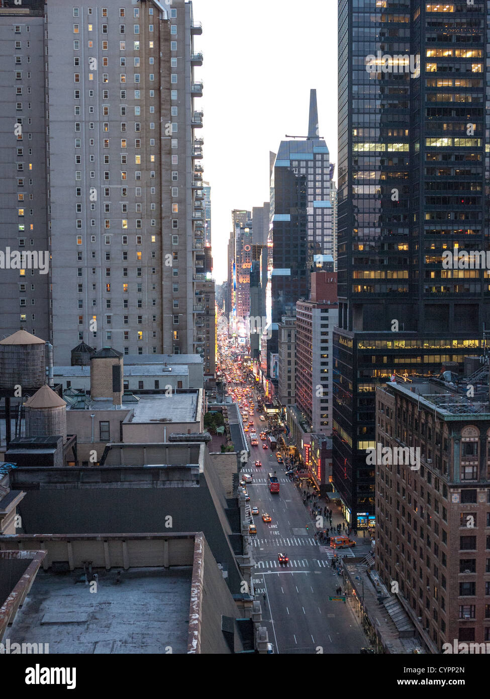NEW YORK, NY - una vista in elevato guardando giù 7th Avenue in direzione di Times Square a New York, in zona Midtown. Foto Stock