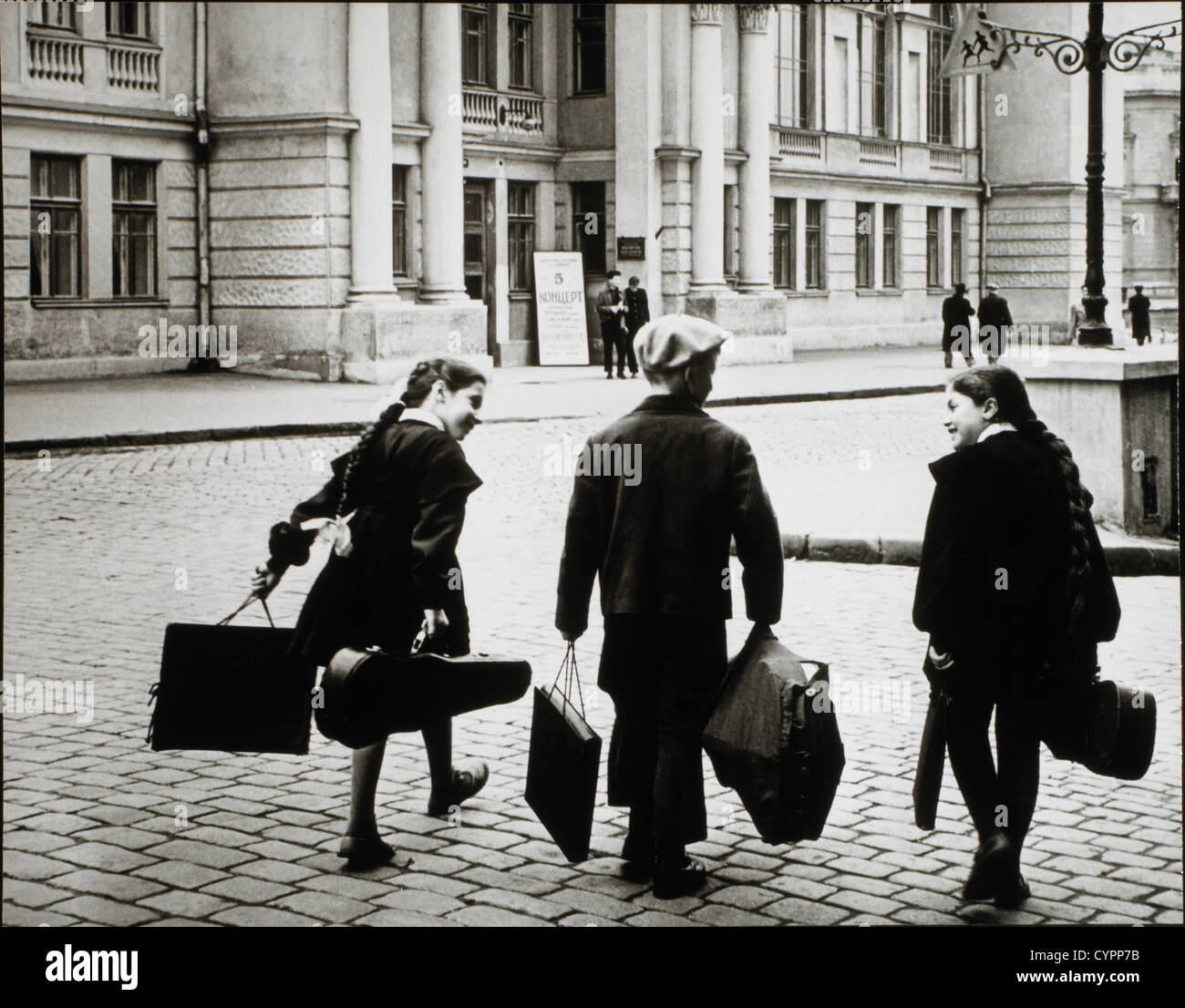 Tre giovani musicisti, vista posteriore, Mosca, 1965 Foto Stock